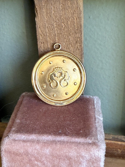 An Unusual 18K Yellow Gold Seahorse Charm Pendant