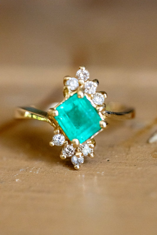 Vintage 14K Yellow Gold Natural Emerald and Diamond Ring