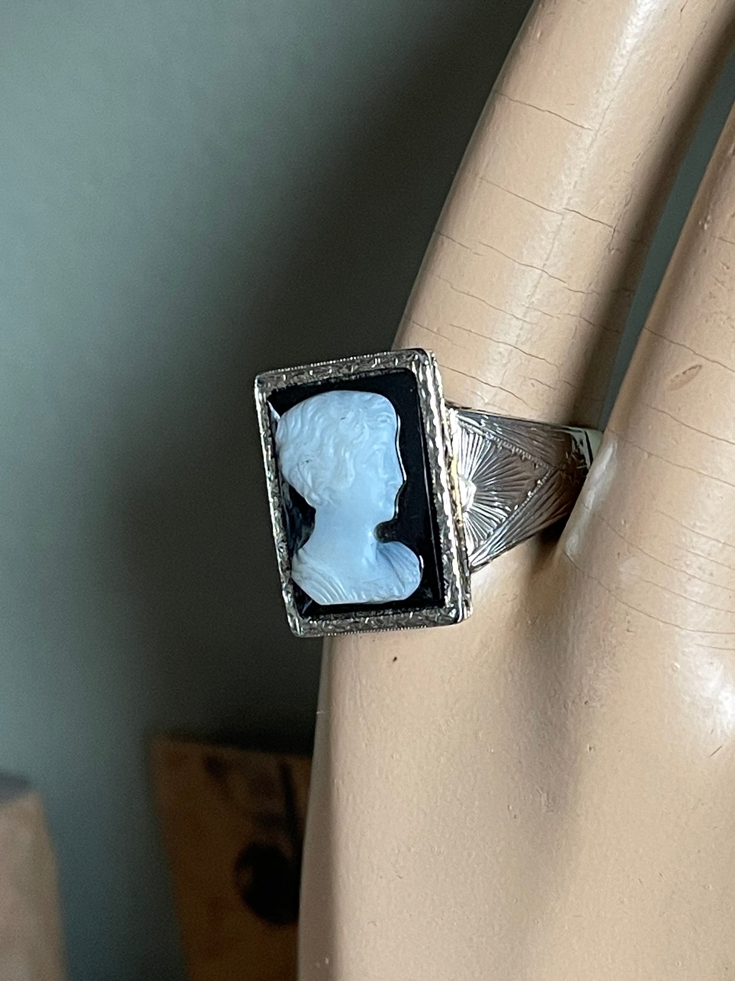 14K Gold Art Deco Agate Cameo Ring: 1920s Flapper