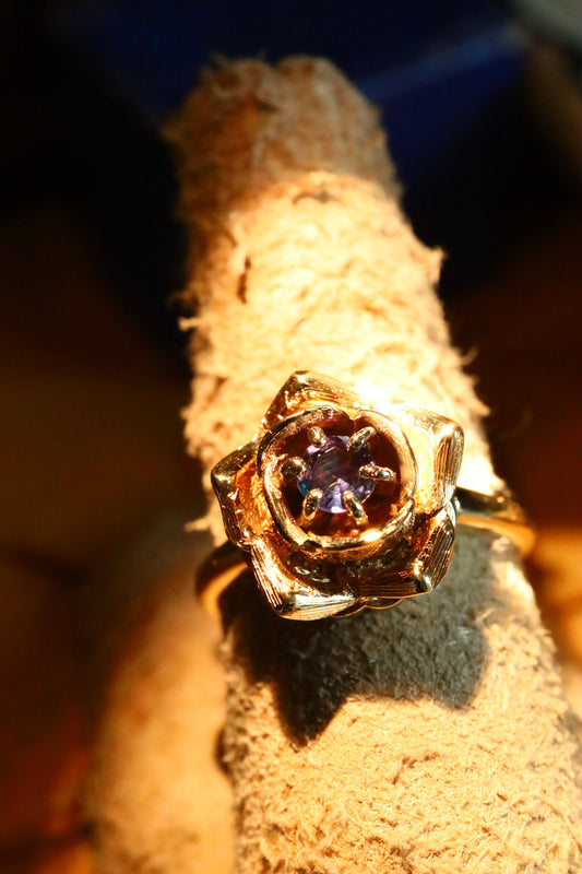 A Magical Vintage 14K Yellow Gold Rose Ring Set with a Alexandrite