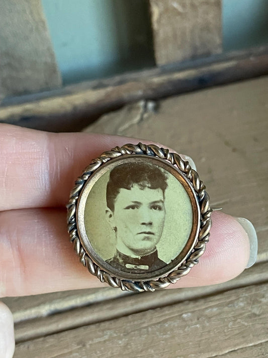 A Late Victorian Portriat of a Lady Wearing Jewlery Photograph Brooch
