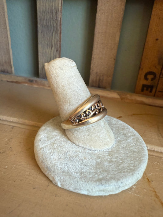 Vintage Solid 104K Yellow Gold Scroll Work Band Ring