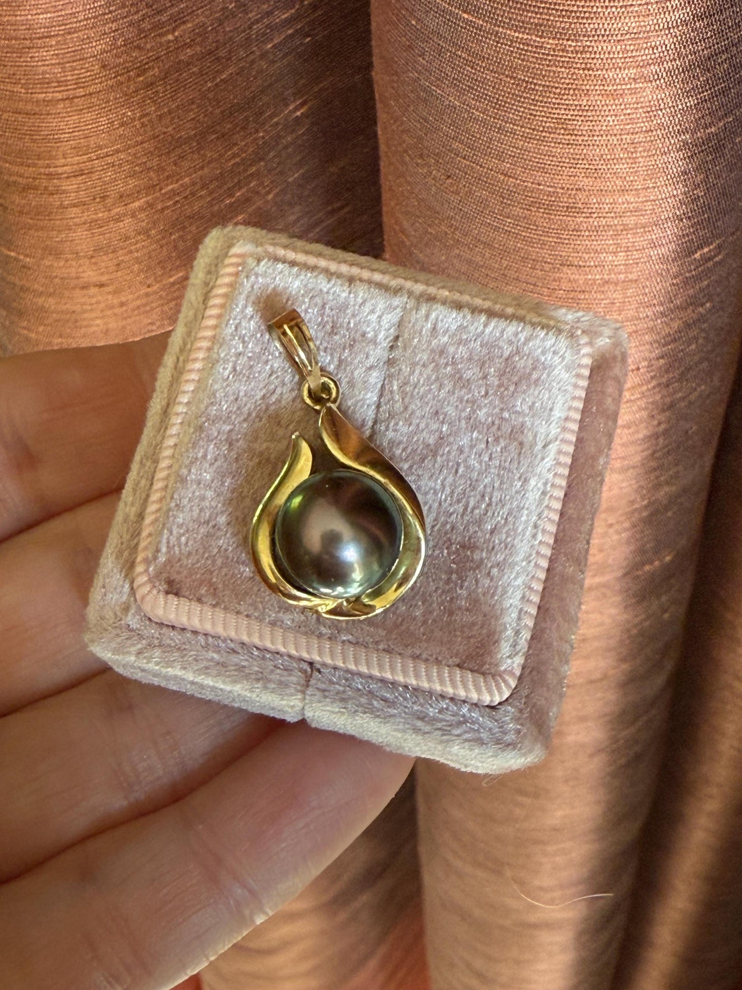 Vintage Tahitian Pearl Pendant in 14K Yellow Gold