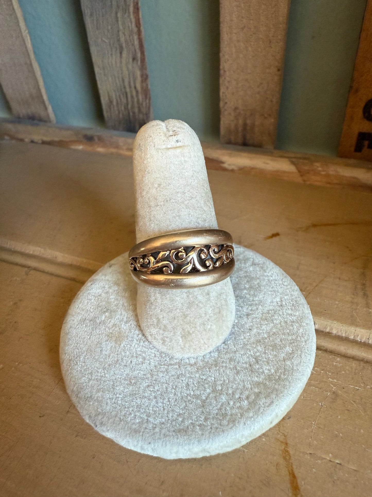 Vintage Solid 104K Yellow Gold Scroll Work Band Ring