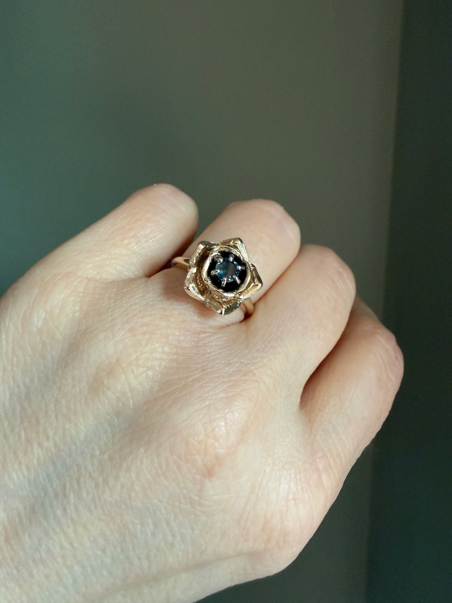 A Magical Vintage 14K Yellow Gold Rose Ring Set with a Alexandrite