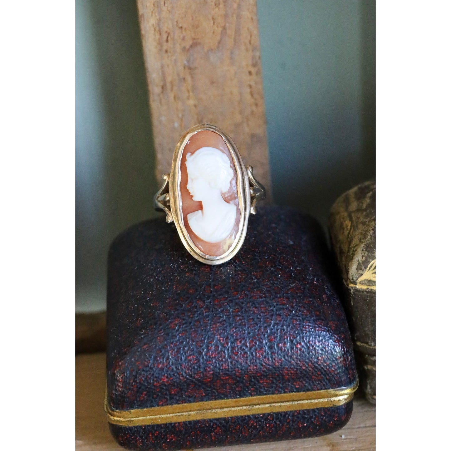 C1950 10K Yellow Gold Ring Featuring an Oval Hand Carved Conch Shell Cameo
