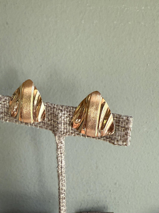 Vintage c1980 14K Yellow Gold Triangular Shaped Earrings