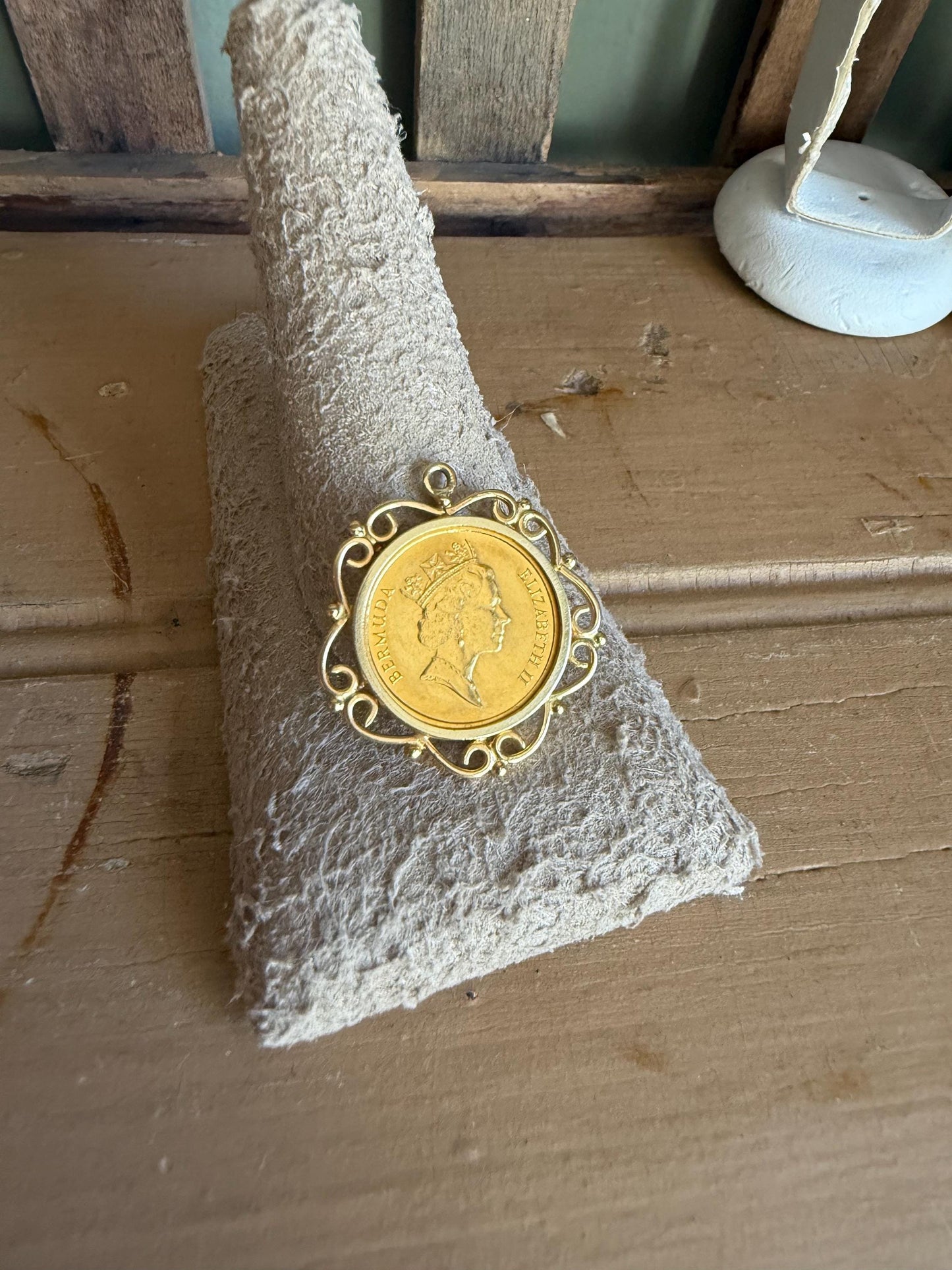10 Dollars Elzabeth II Seahorse .999 Gold Coin in 14k Pendant
