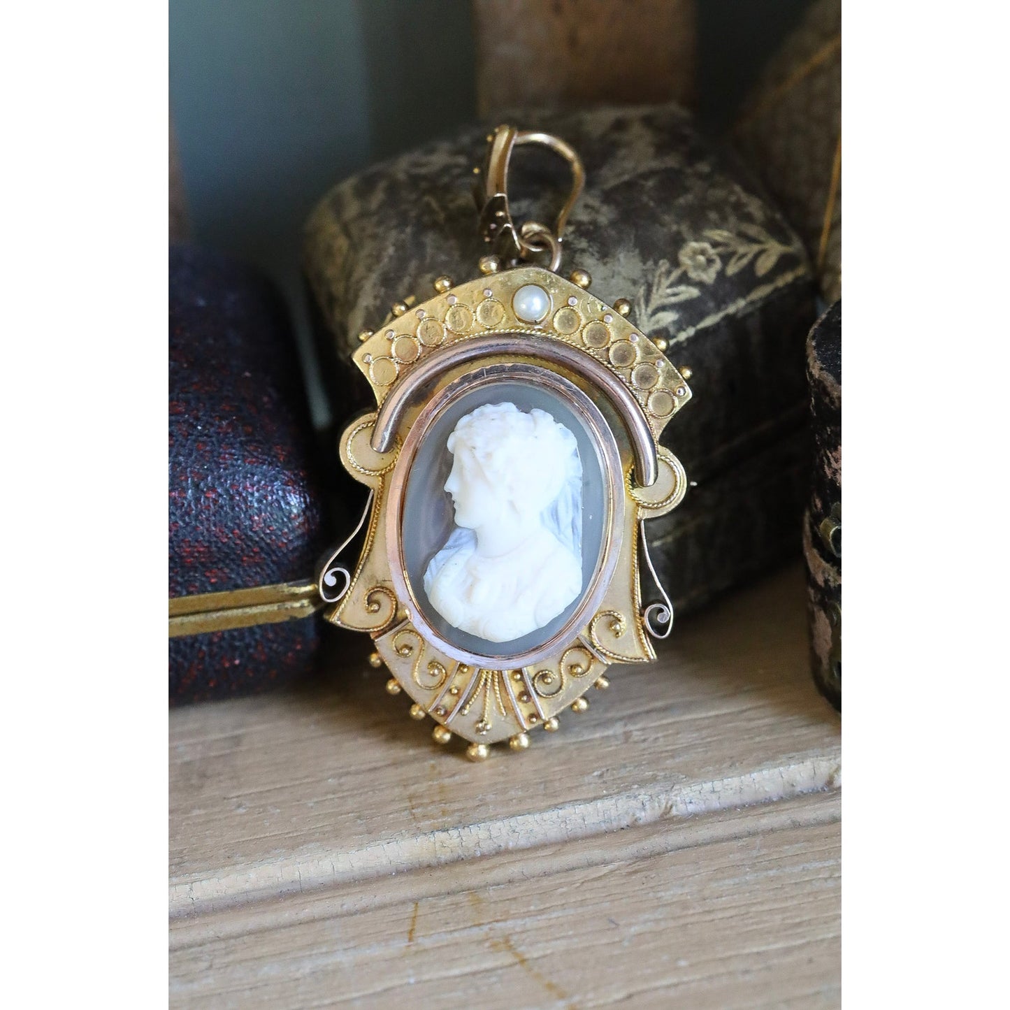 c1880 Antique Etruscan Revival 14K Yellow Gold Banded Agate Carved Cameo Brooch Pendant