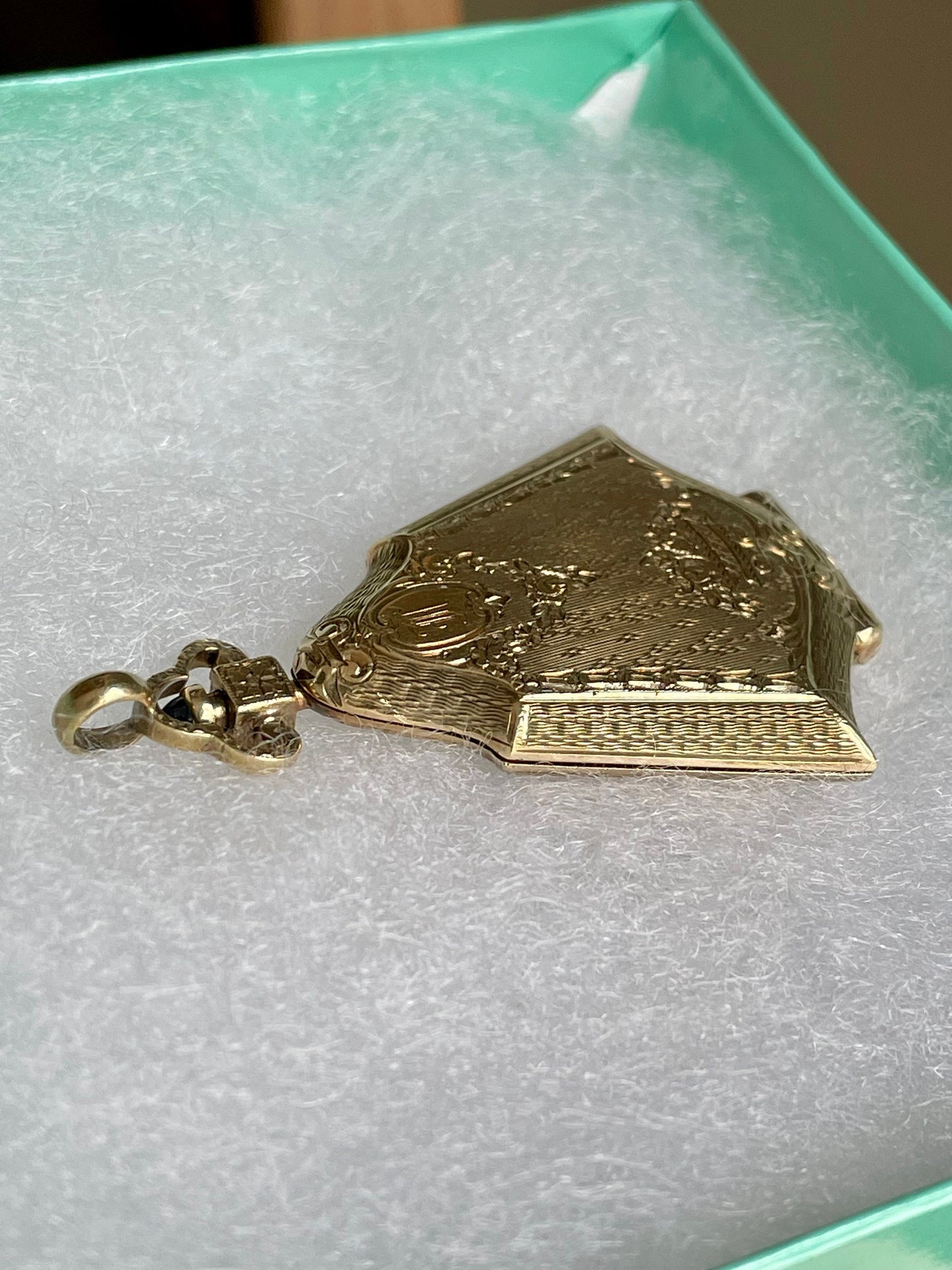 An Fine Edwardian 14K Yellow Gold Engine Turned Locket with Sapphire Cabochon Push Clasp