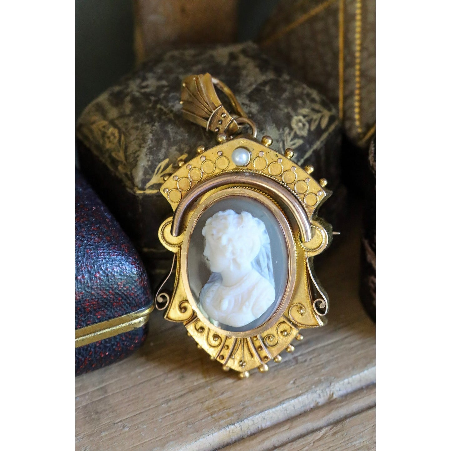 c1880 Antique Etruscan Revival 14K Yellow Gold Banded Agate Carved Cameo Brooch Pendant