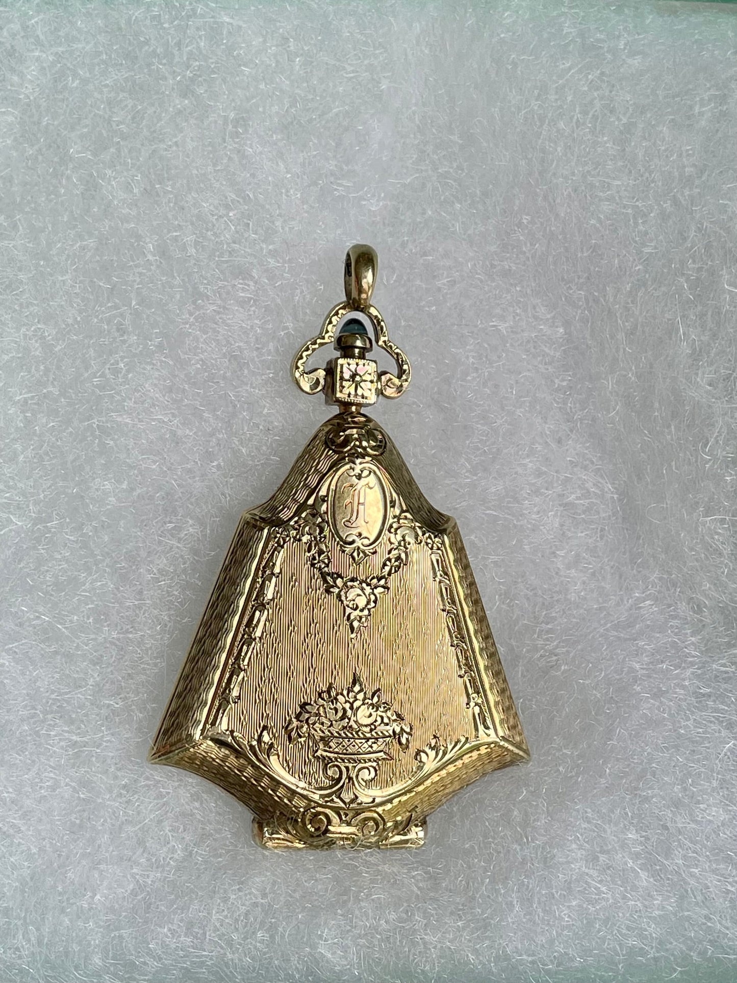 An Fine Edwardian 14K Yellow Gold Engine Turned Locket with Sapphire Cabochon Push Clasp