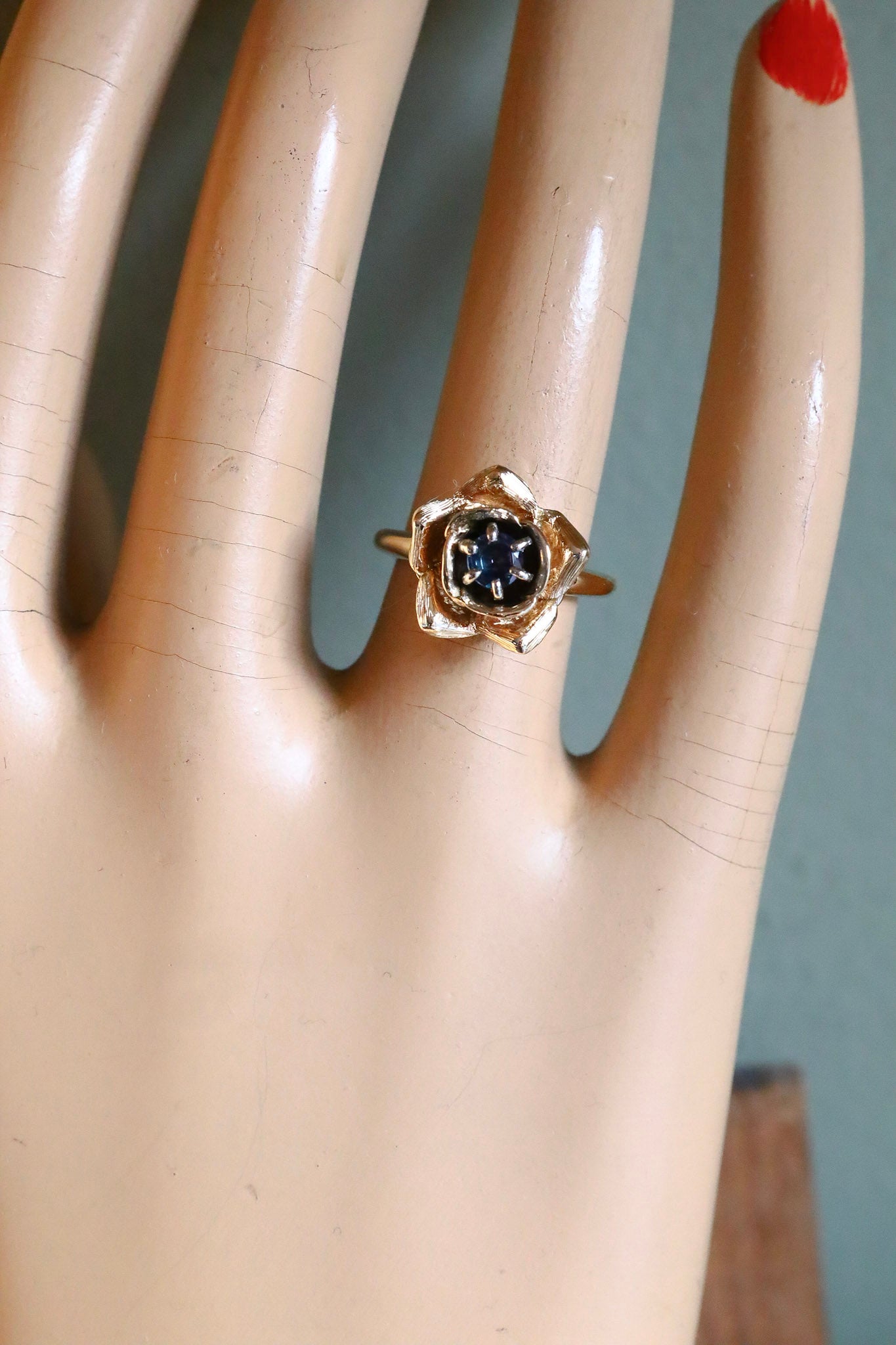 A Magical Vintage 14K Yellow Gold Rose Ring Set with a Alexandrite
