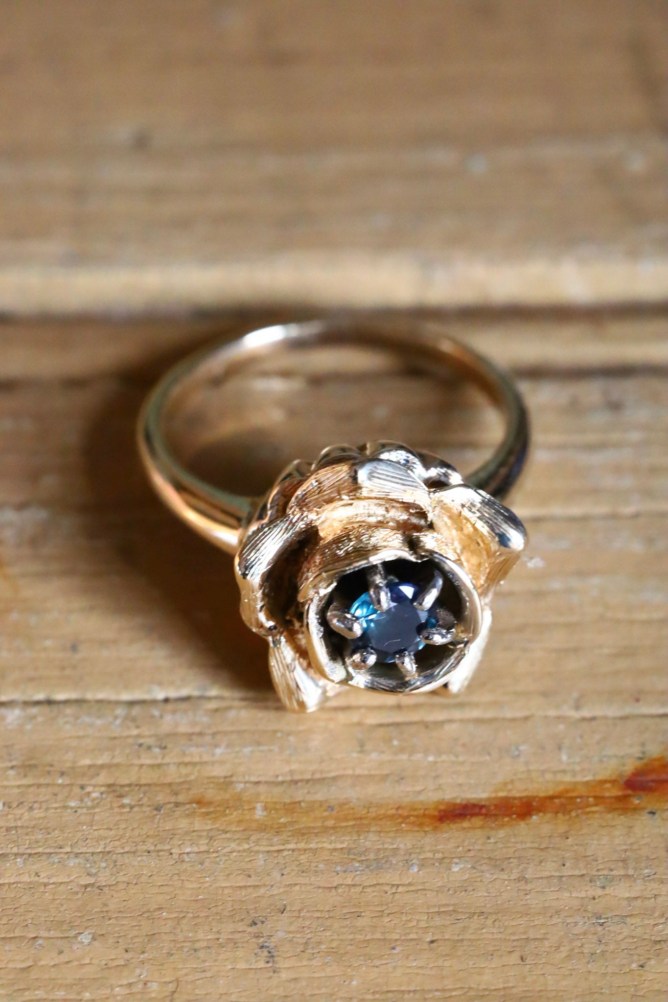 A Magical Vintage 14K Yellow Gold Rose Ring Set with a Alexandrite