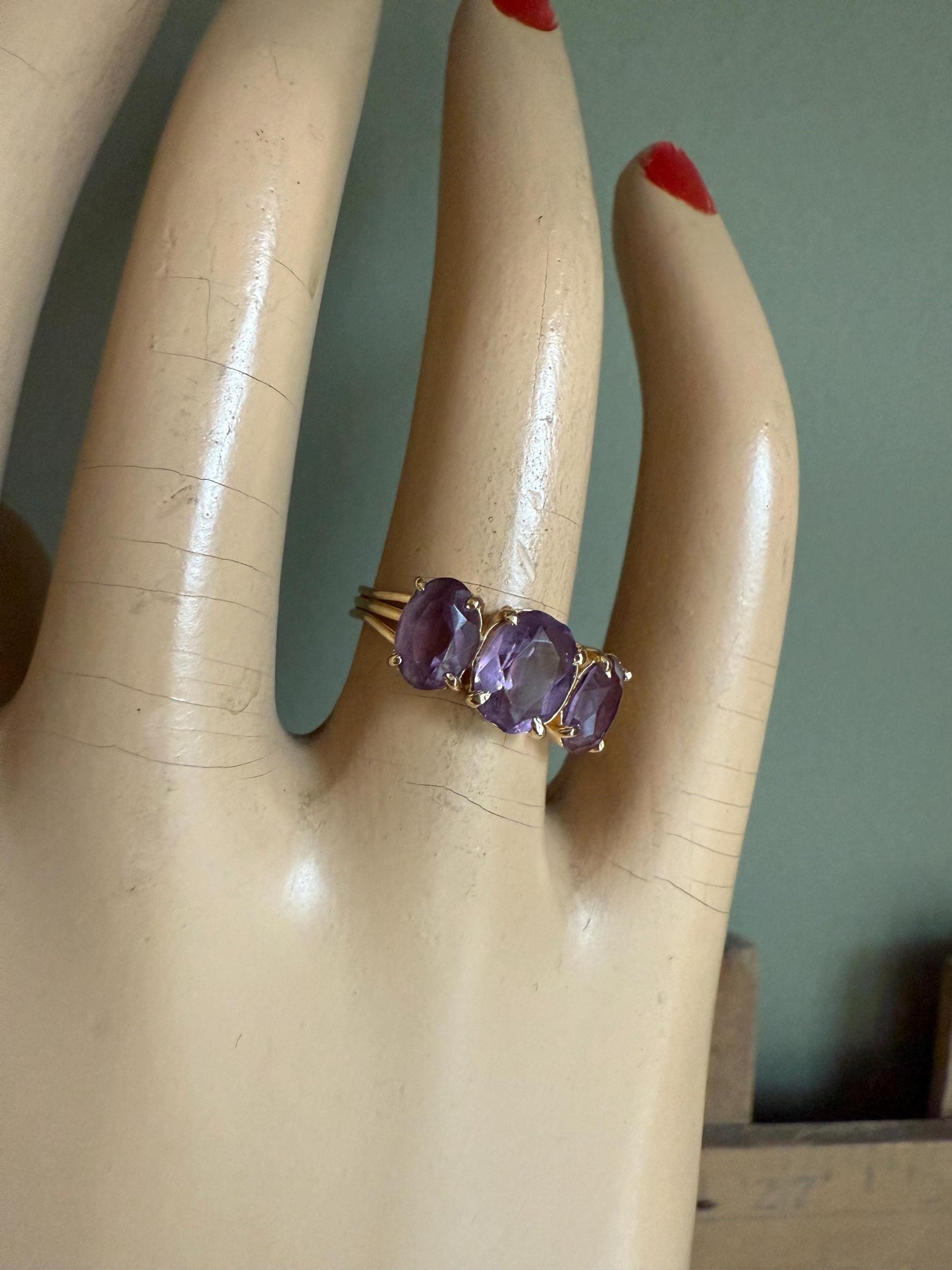 Vintage c1970 Oval Cut Amethyst 14K Yellow Gold Ring