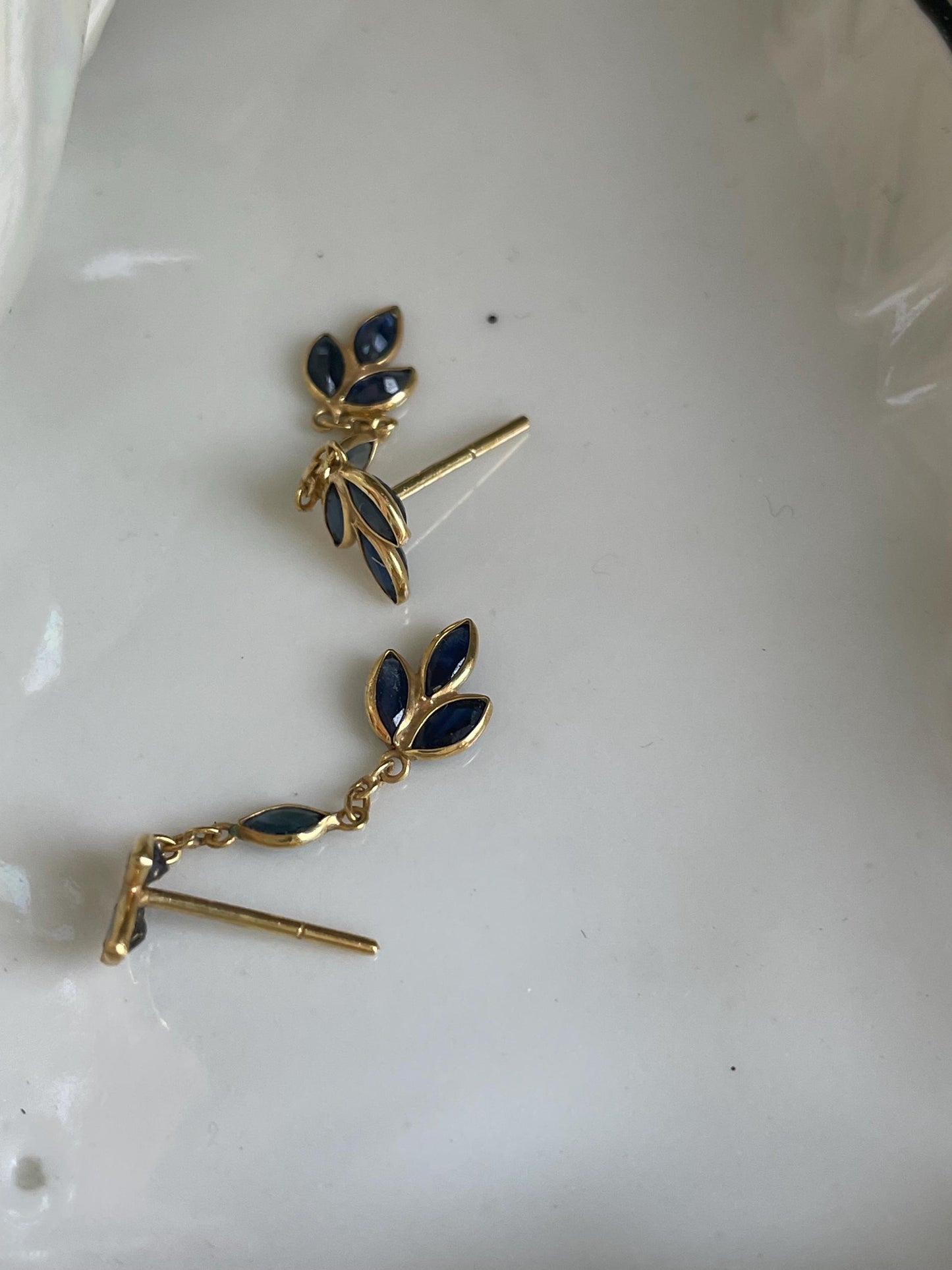 Vintage Natural Sapphire Dangle Earrings in 18K Yellow Gold