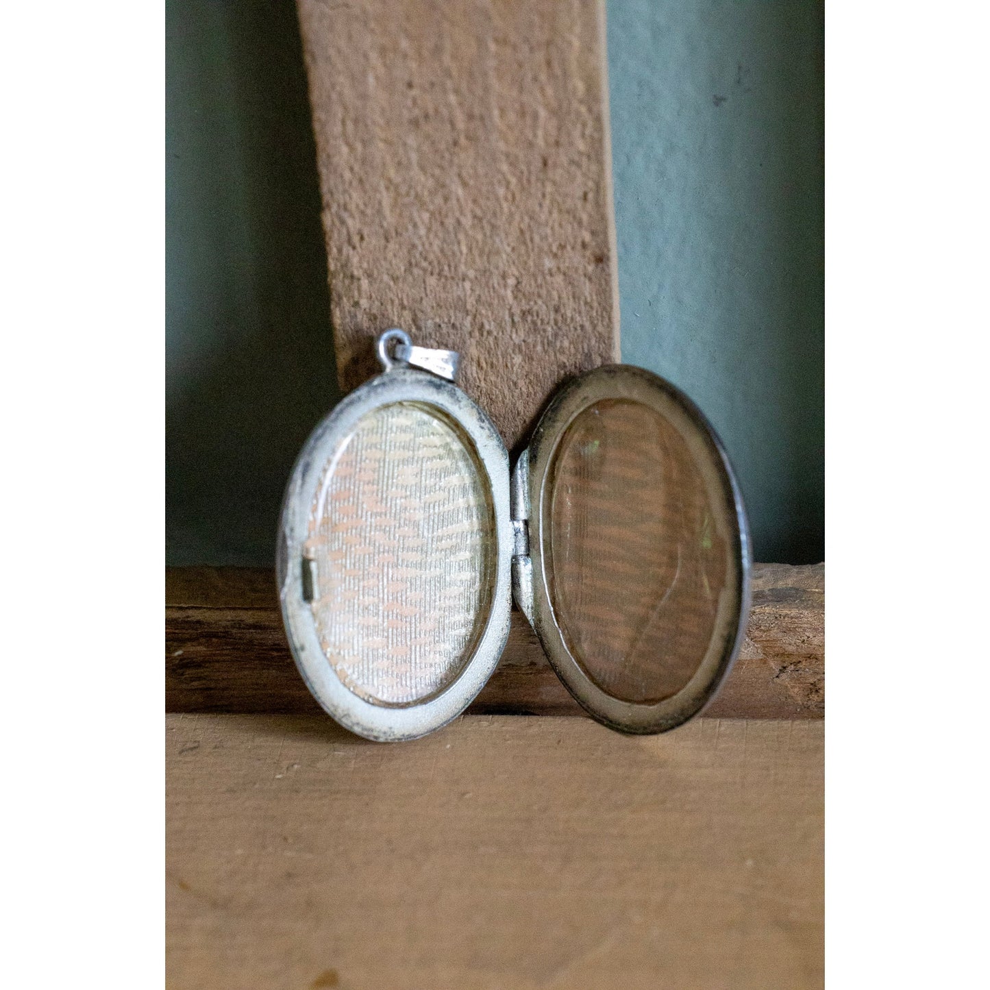 Vintage 1950-1970 Sterling Silver Oval Locket with Engraved Flowers