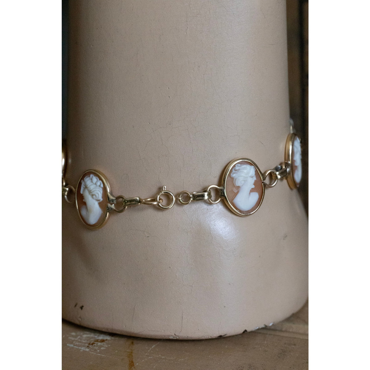 Vintage 14K Yellow Gold Hand Carved Shell Cameo Link Bracelet