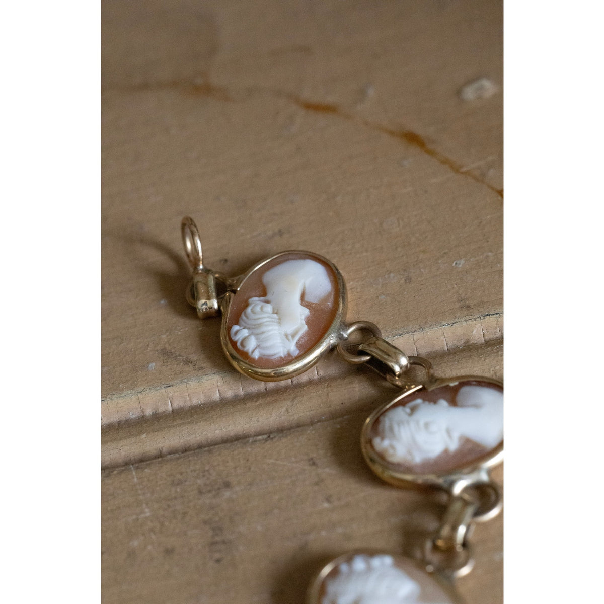 Vintage 14K Yellow Gold Hand Carved Shell Cameo Link Bracelet