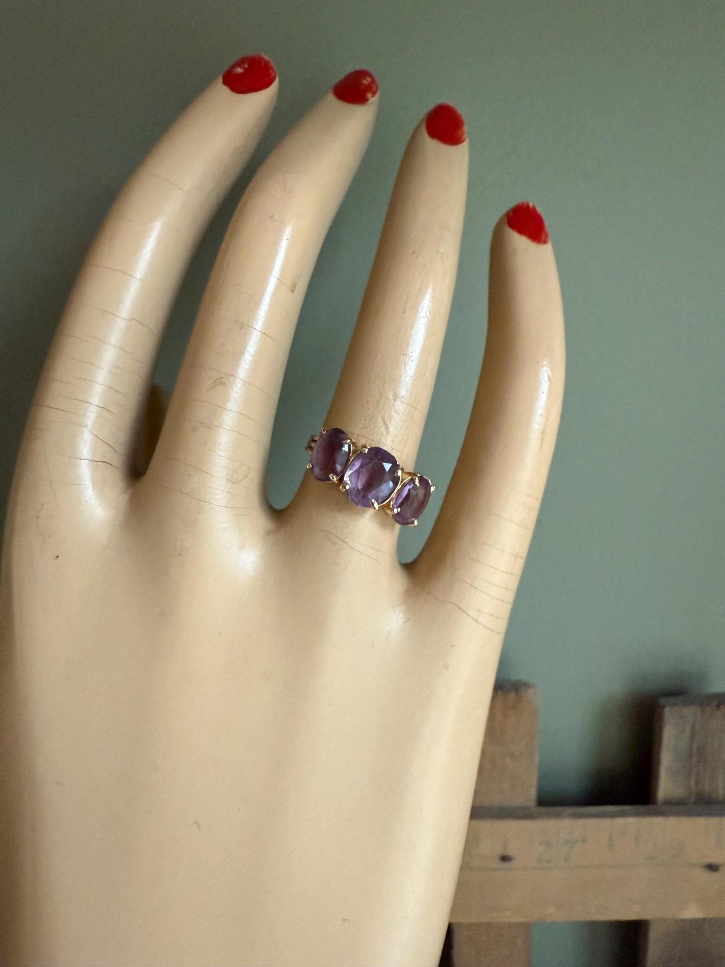 Vintage c1970 Oval Cut Amethyst 14K Yellow Gold Ring
