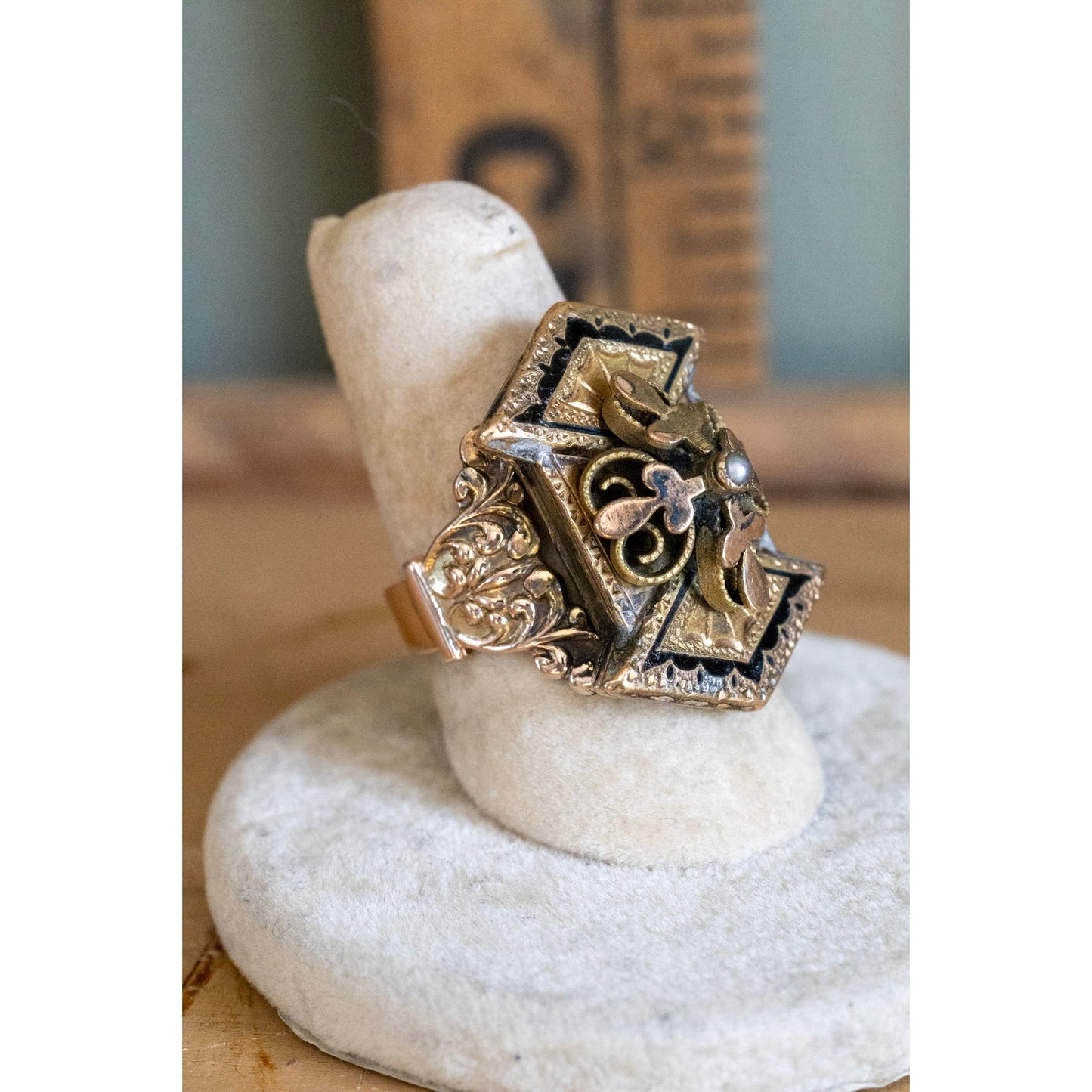 A One of a Kind Victorian Taille d'épargne Black Tracery Pearl Ring