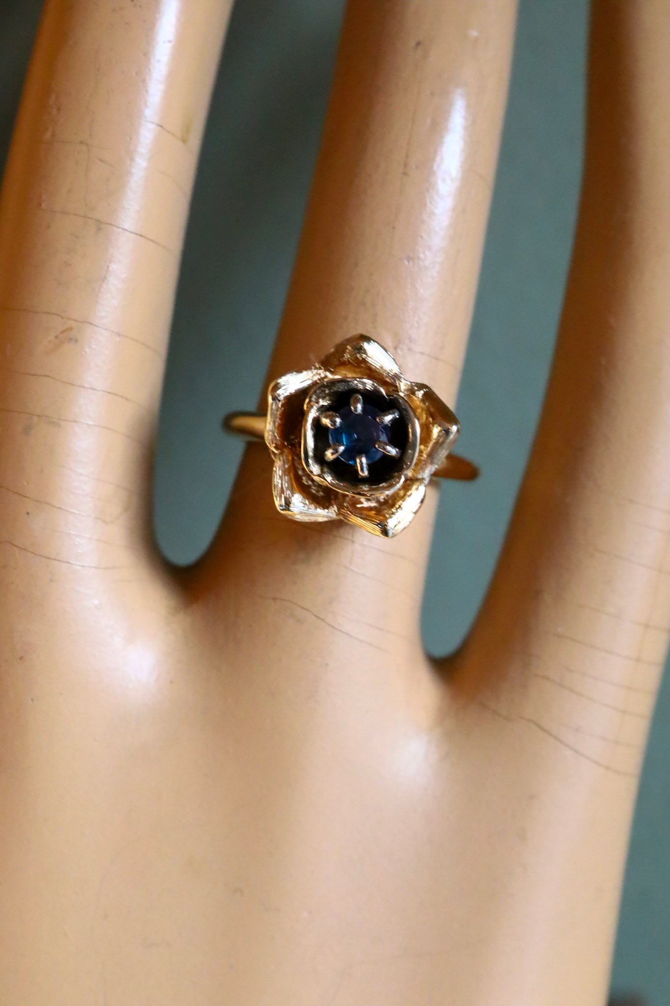 A Magical Vintage 14K Yellow Gold Rose Ring Set with a Alexandrite