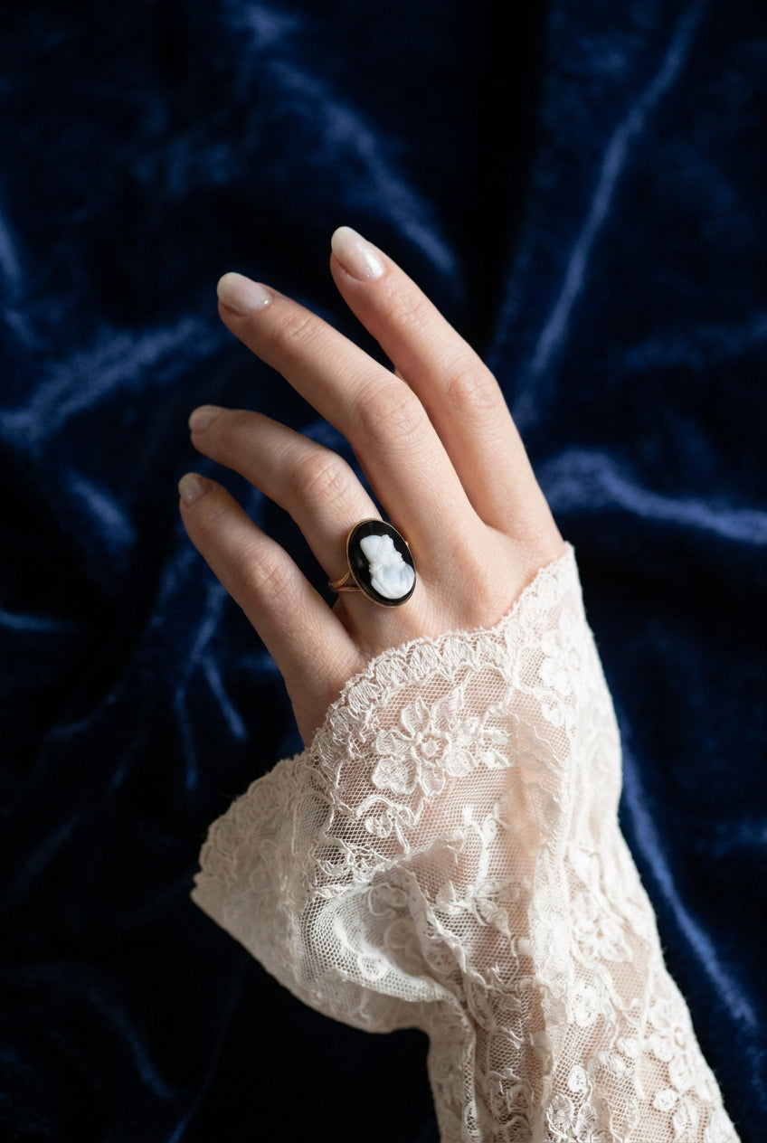 Antique 10K Yellow Gold Hand Carved Banded Agate Cameo Ring