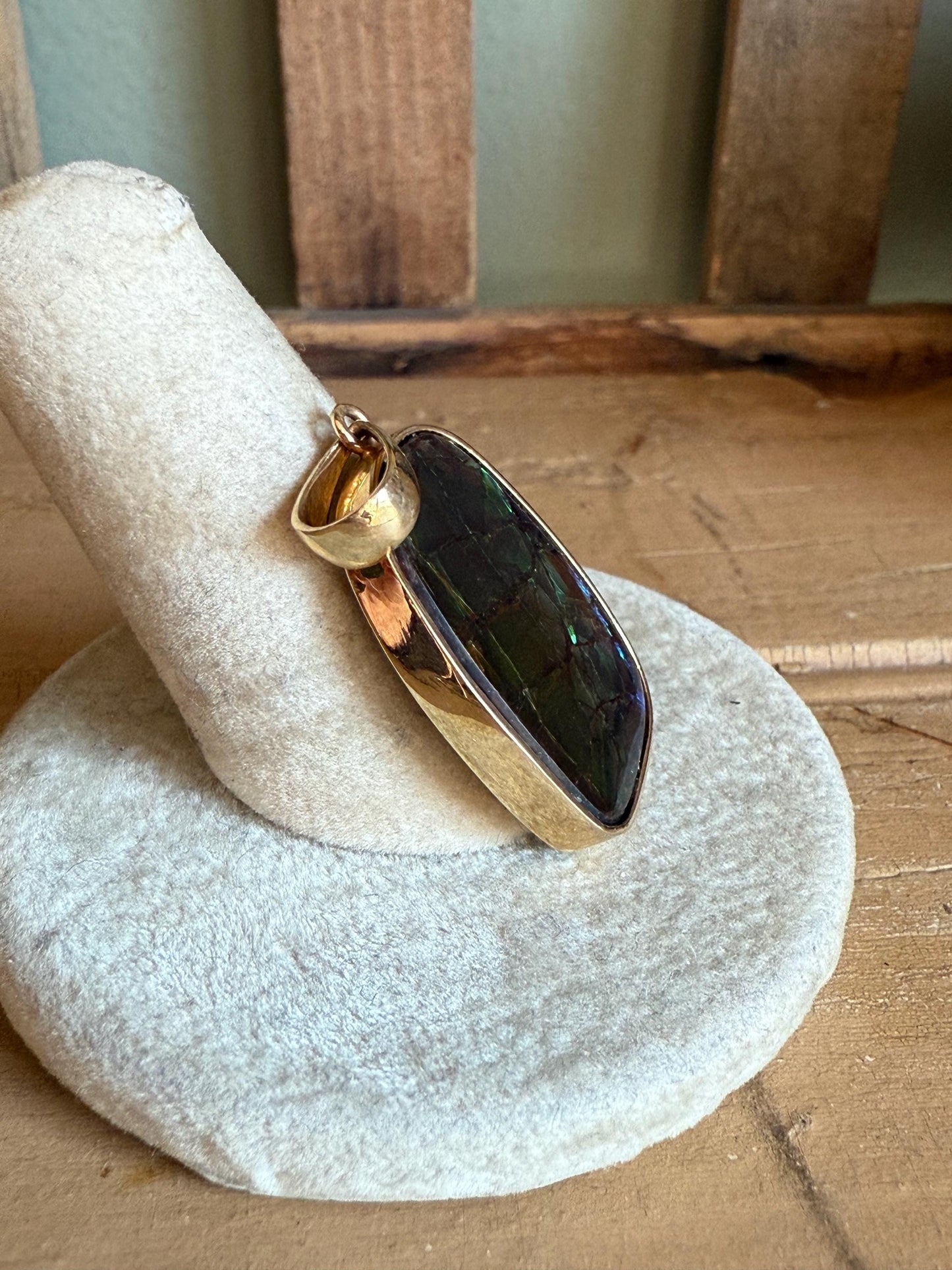 Vintage 14K Yellow Gold Pendant Featuring Ammolite Fossil