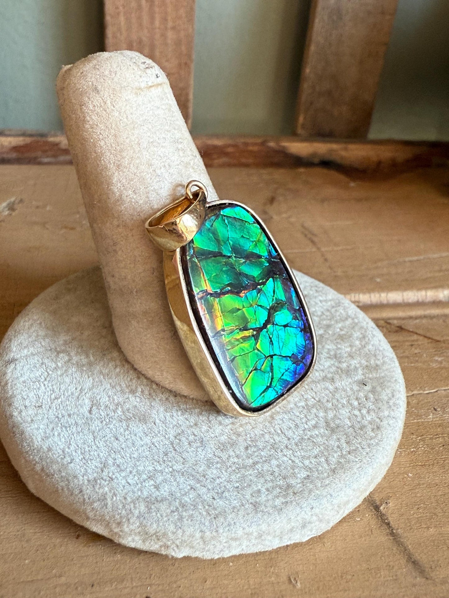 Vintage 14K Yellow Gold Pendant Featuring Ammolite Fossil
