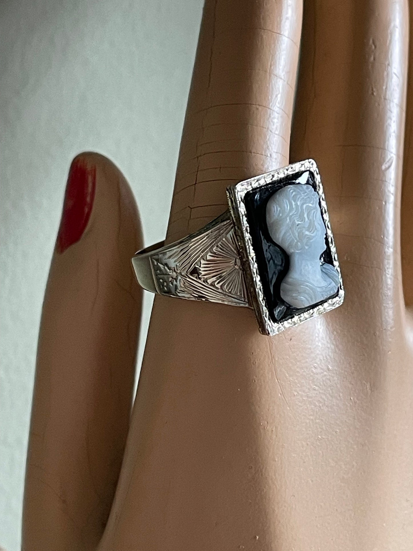 14K Gold Art Deco Agate Cameo Ring: 1920s Flapper