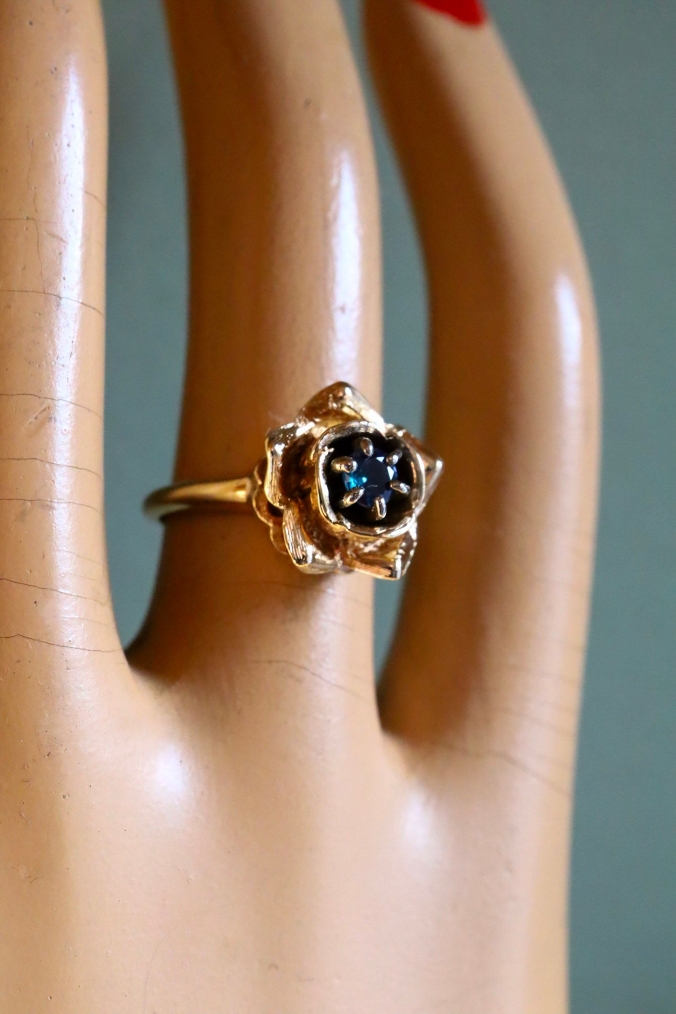 A Magical Vintage 14K Yellow Gold Rose Ring Set with a Alexandrite