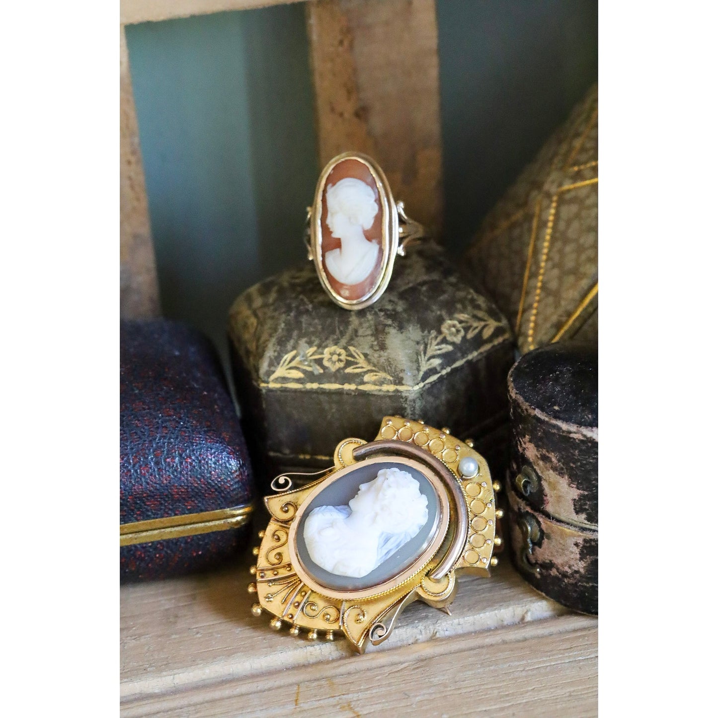 C1950 10K Yellow Gold Ring Featuring an Oval Hand Carved Conch Shell Cameo