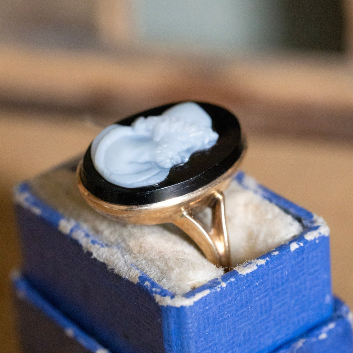 Antique 10K Yellow Gold Hand Carved Banded Agate Cameo Ring