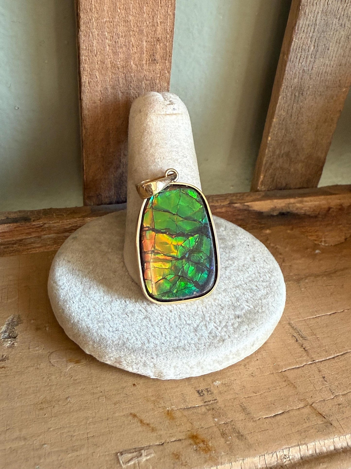 Vintage 14K Yellow Gold Pendant Featuring Ammolite Fossil
