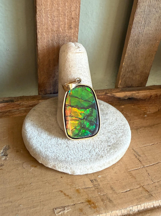Vintage 14K Yellow Gold Pendant Featuring Ammolite Fossil