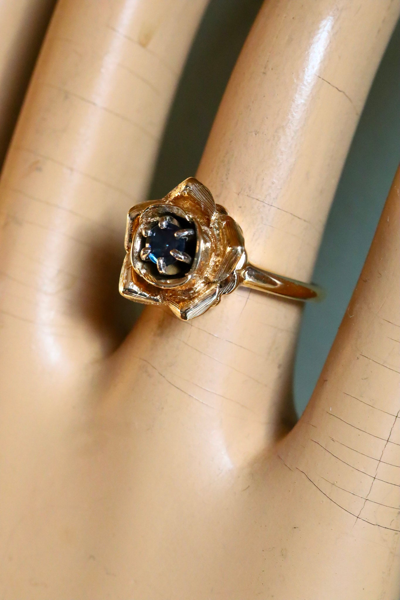 A Magical Vintage 14K Yellow Gold Rose Ring Set with a Alexandrite