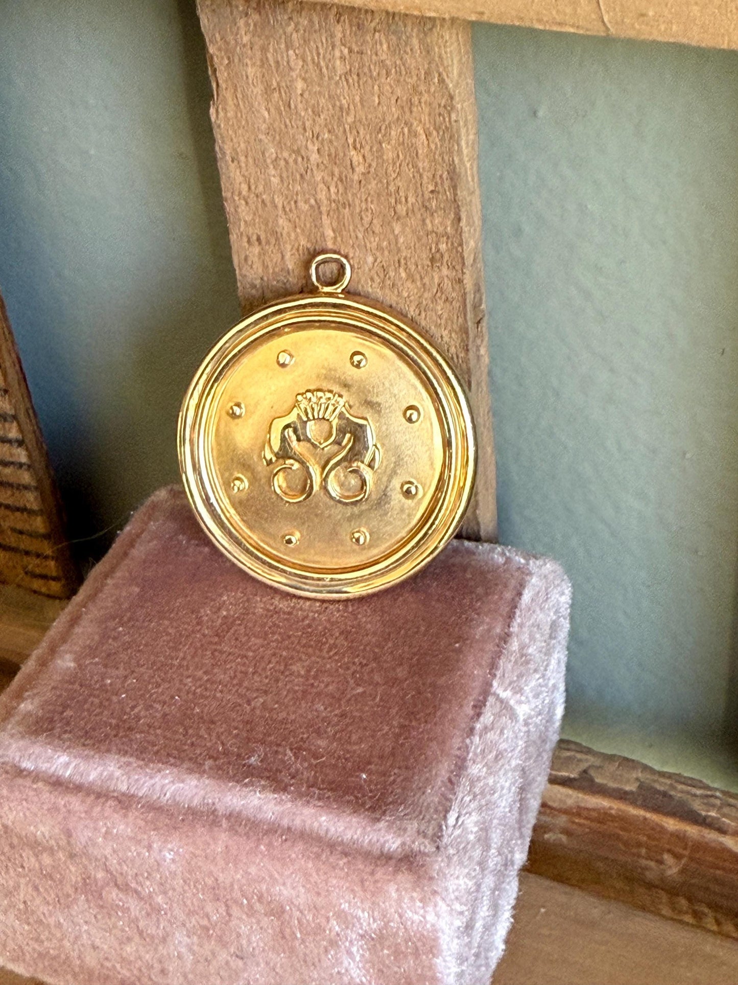 An Unusual 18K Yellow Gold Seahorse Charm Pendant