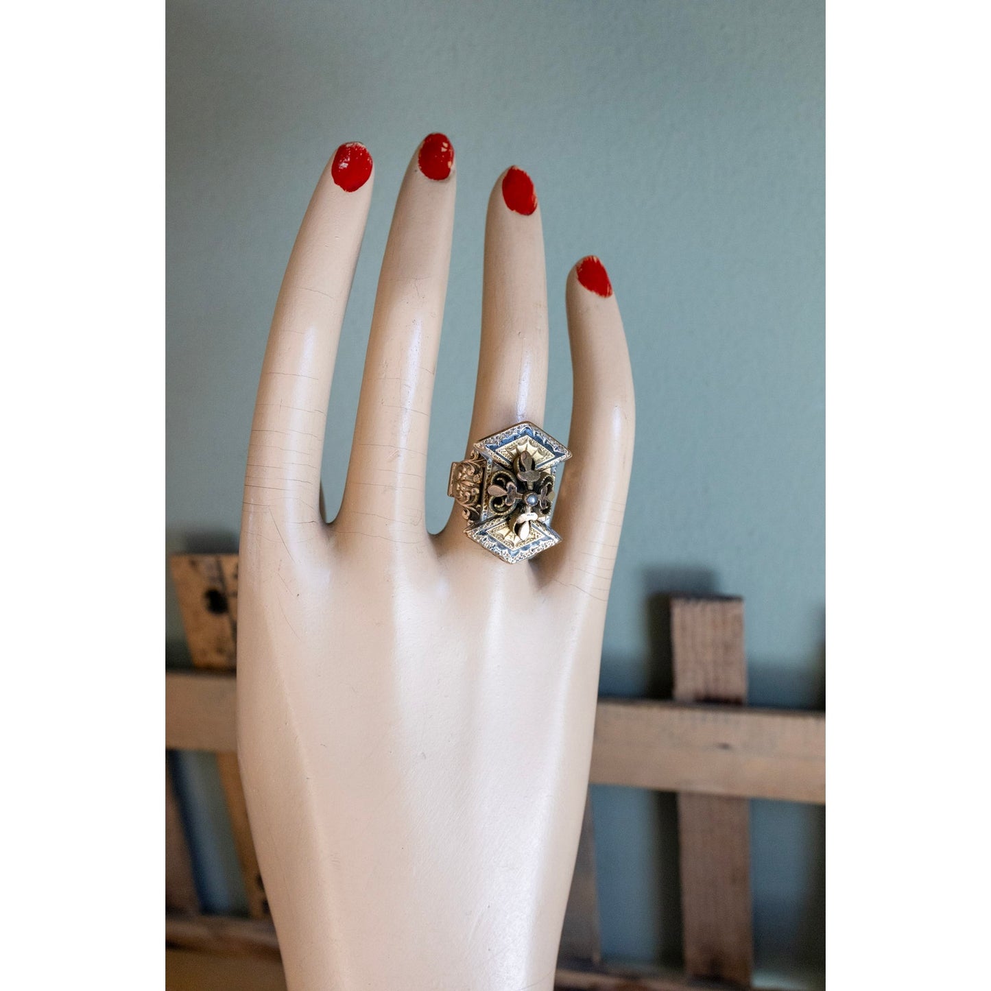 A One of a Kind Victorian Taille d'épargne Black Tracery Pearl Ring