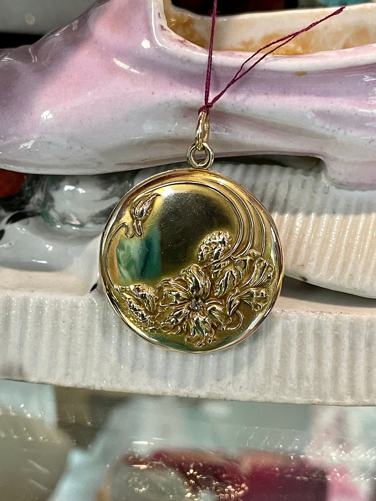 10K Yellow Gold Antique Art Nouveau Floral Diamond Round Locket