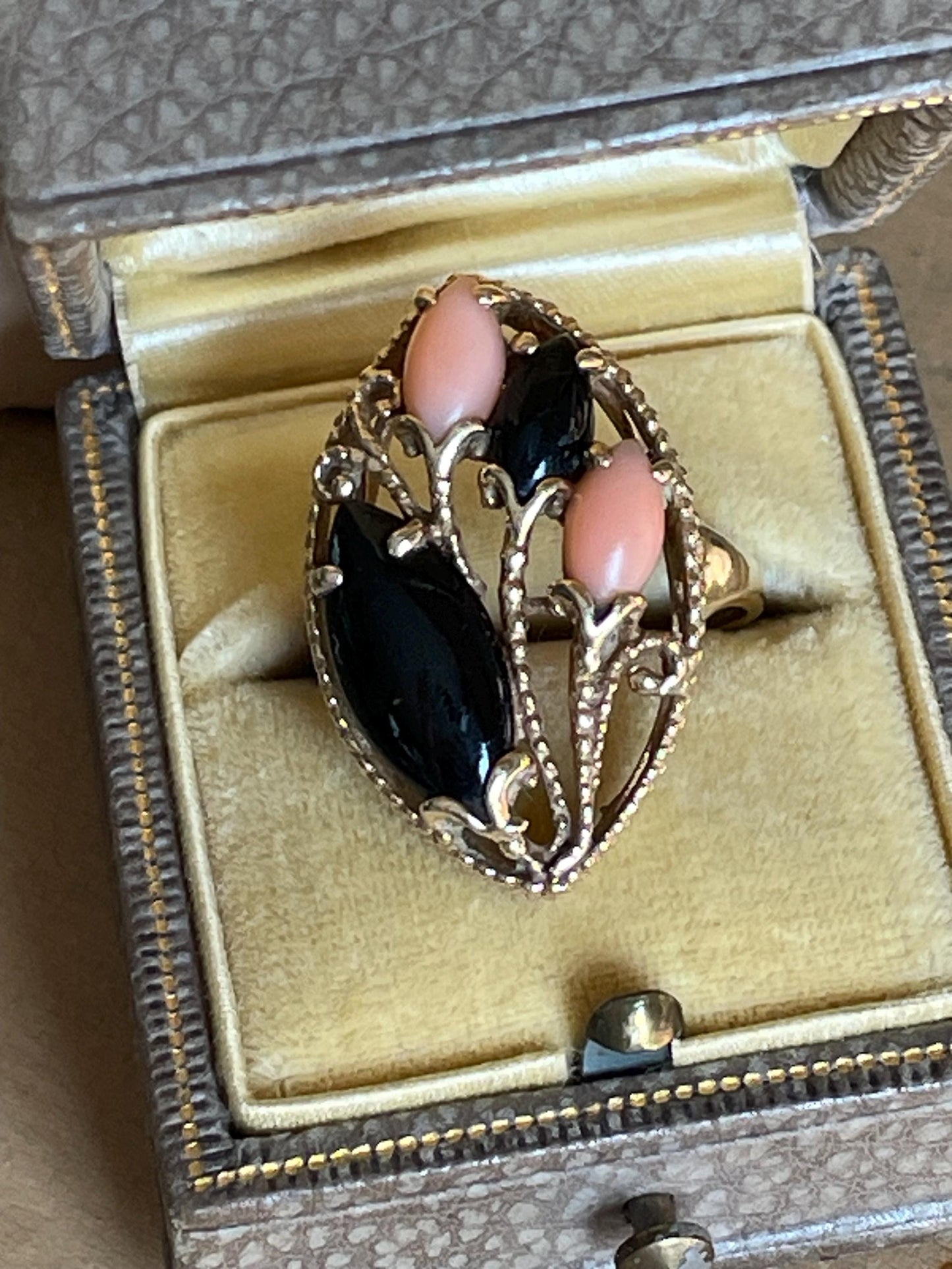 c1960 10K Yellow Gold Onyx and Coral Floral Ring