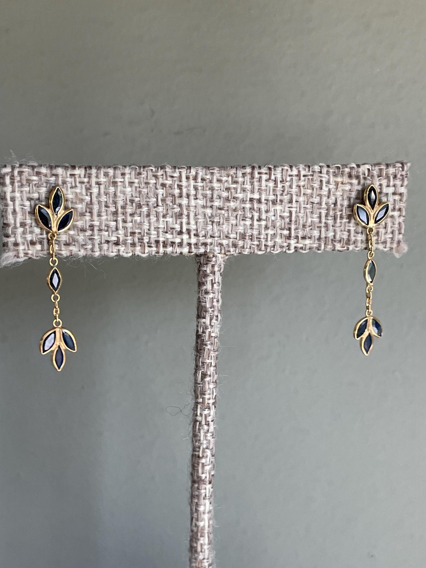 Vintage Natural Sapphire Dangle Earrings in 18K Yellow Gold