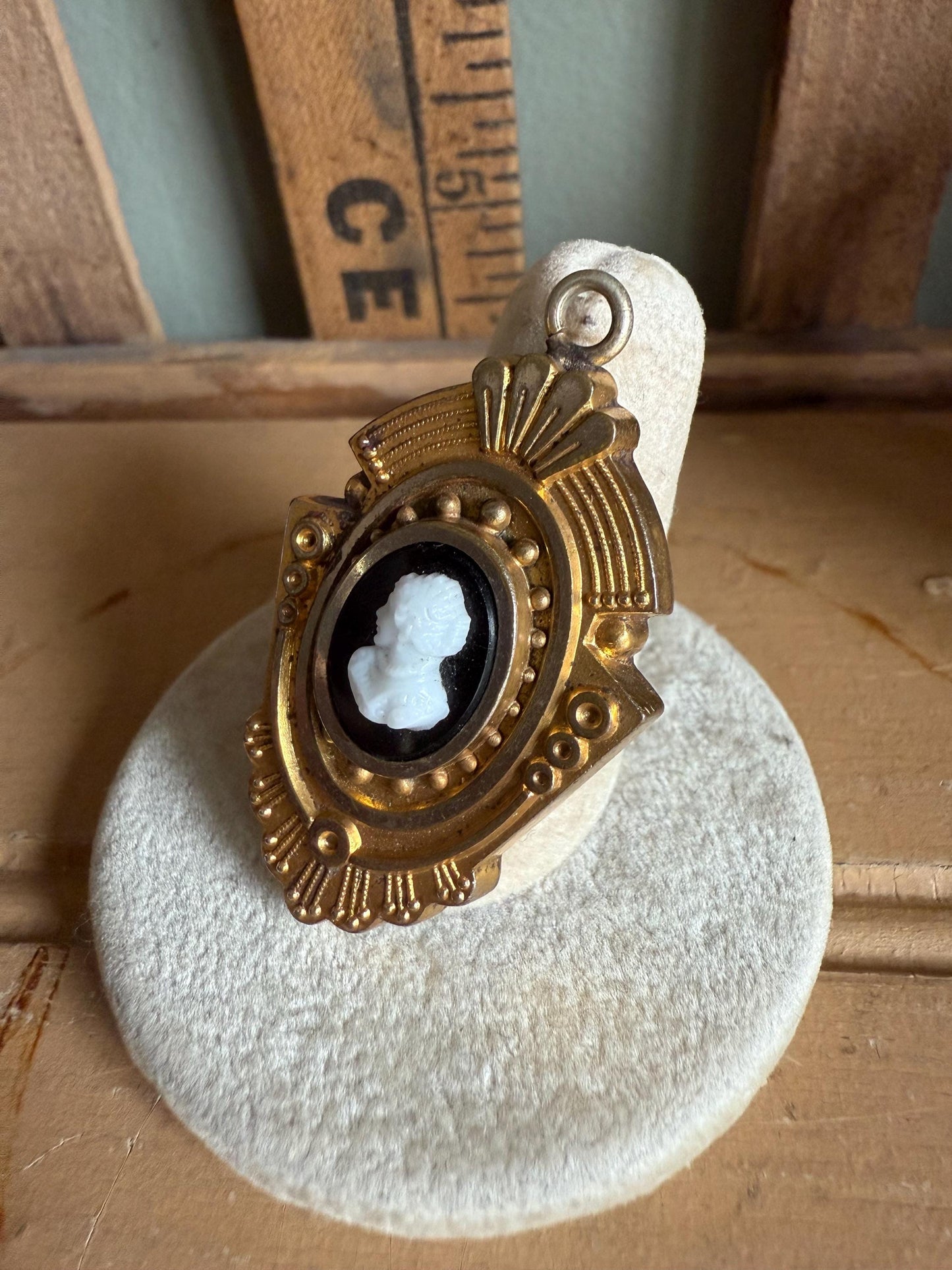 c1880 Antique Victorian Carved Banded Agate Cameo Locket