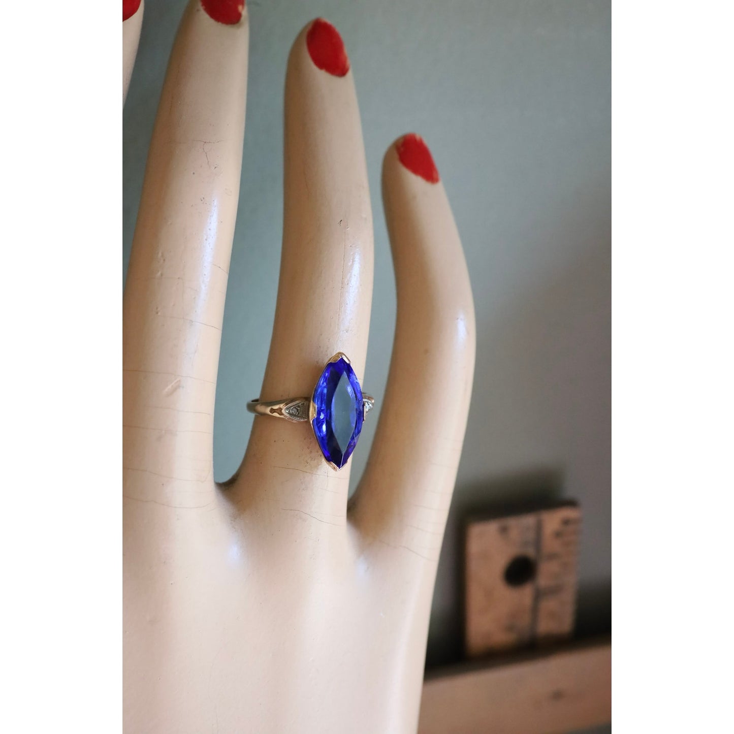 c1940 10K Yellow Gold Imitation Sapphire and Diamond Ring