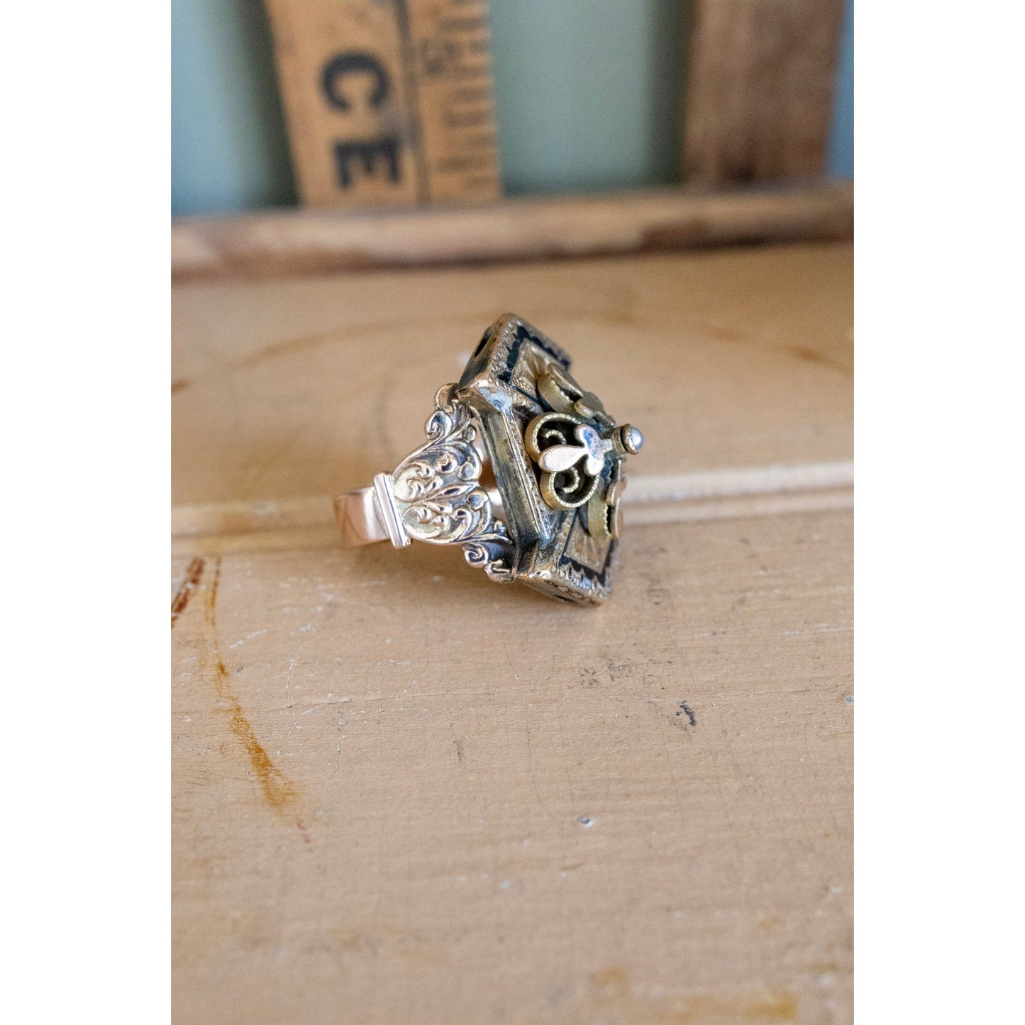 A One of a Kind Victorian Taille d'épargne Black Tracery Pearl Ring