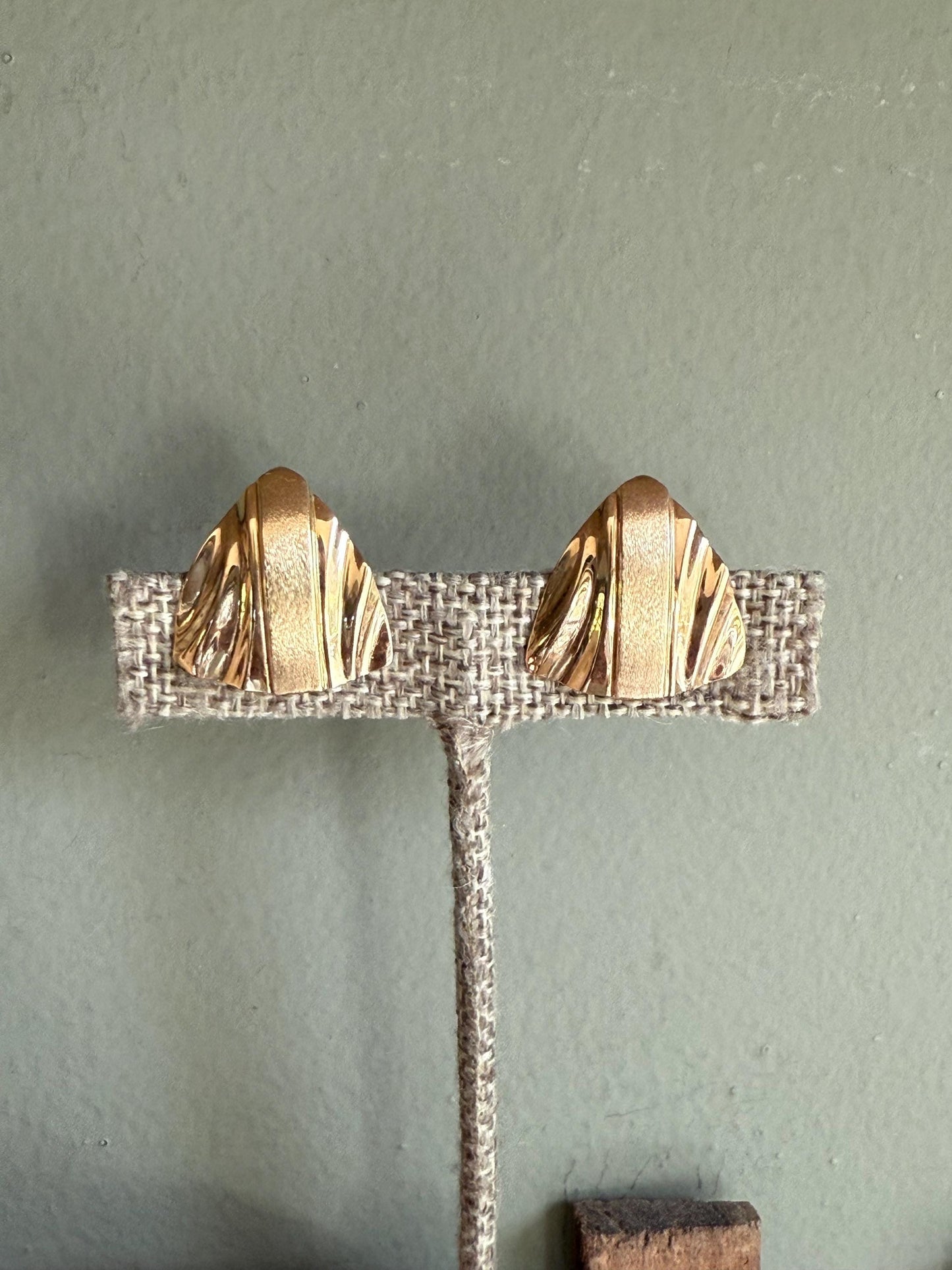 Vintage c1980 14K Yellow Gold Triangular Shaped Earrings