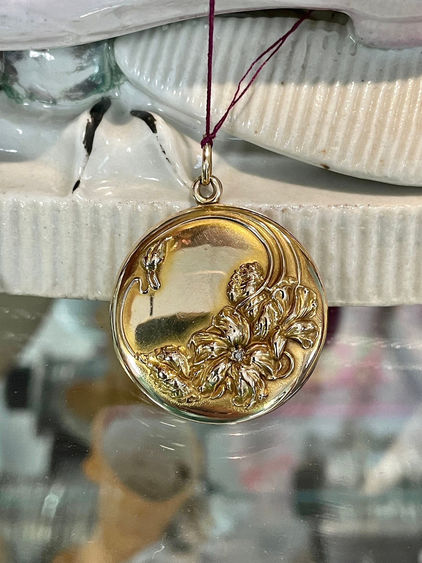 10K Yellow Gold Antique Art Nouveau Floral Diamond Round Locket