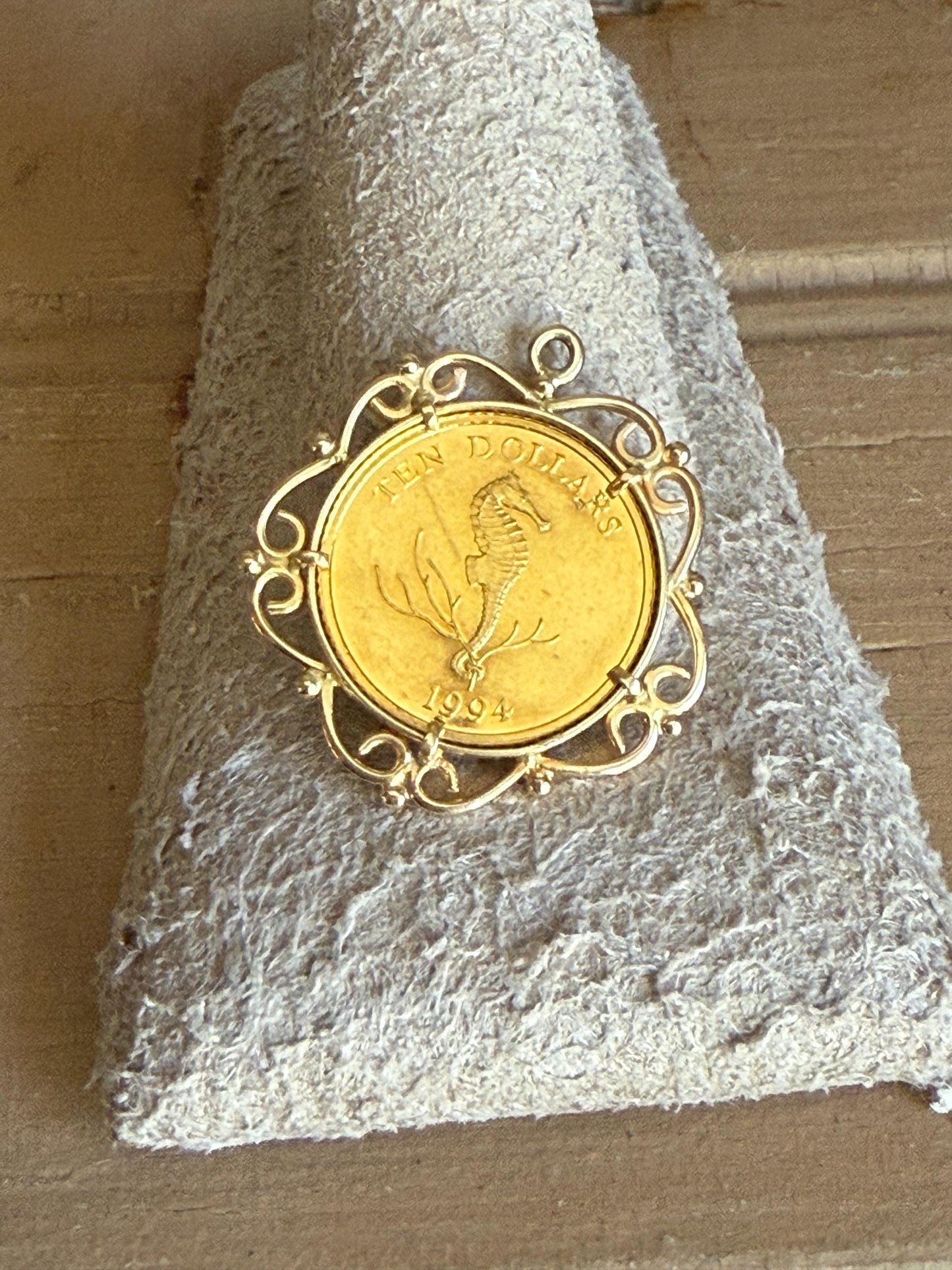 10 Dollars Elzabeth II Seahorse .999 Gold Coin in 14k Pendant