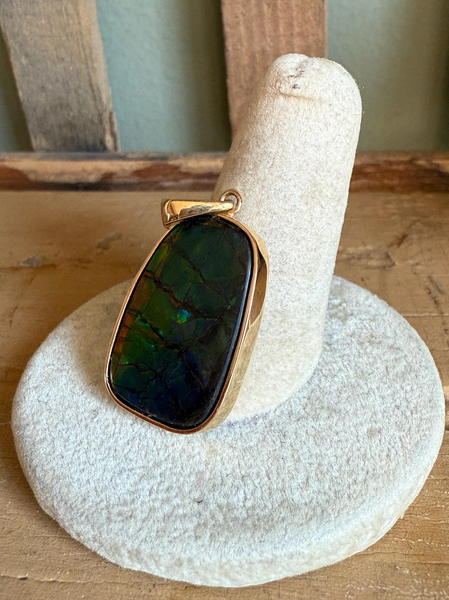 Vintage 14K Yellow Gold Pendant Featuring Ammolite Fossil