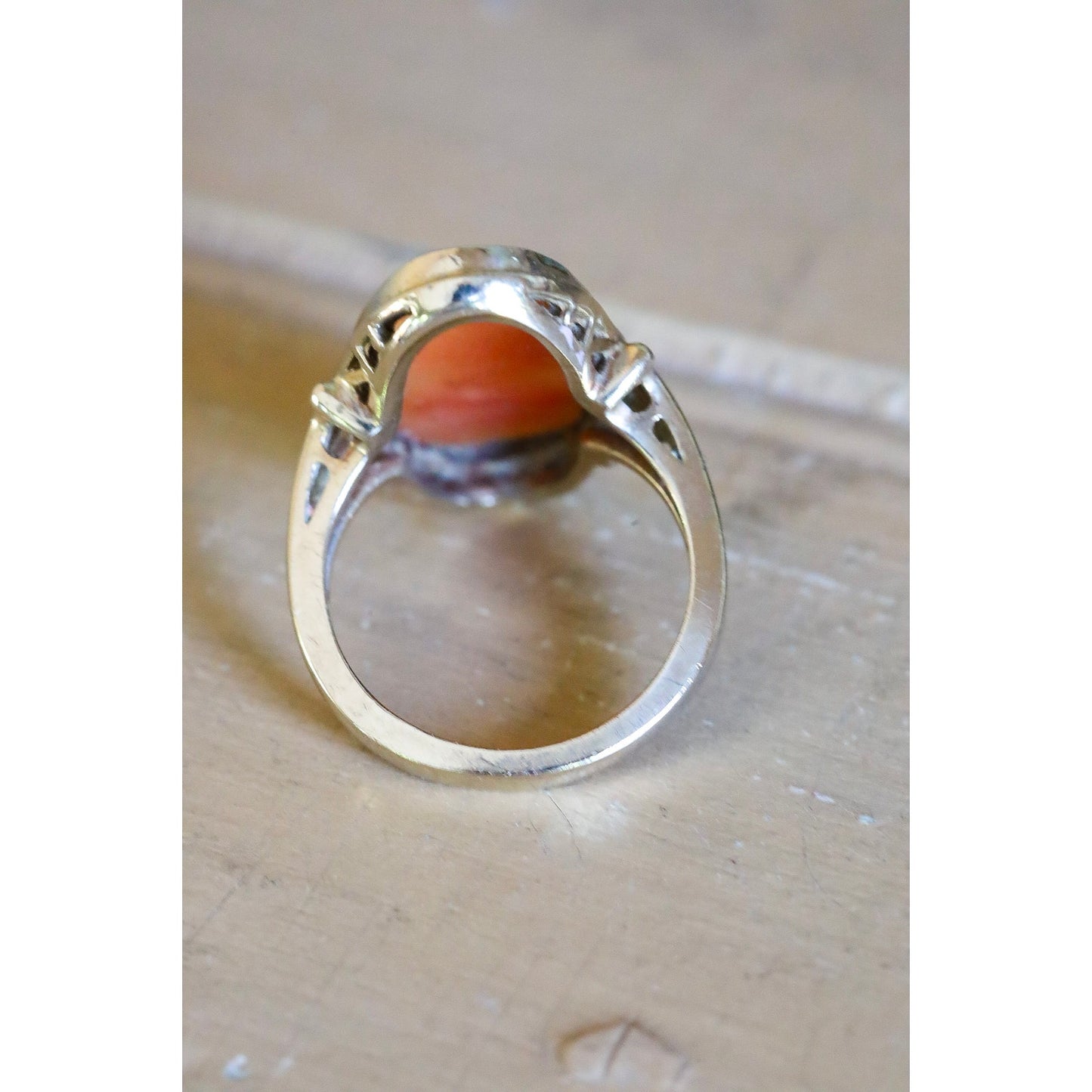 C1950 10K Yellow Gold Ring Featuring an Oval Hand Carved Conch Shell Cameo