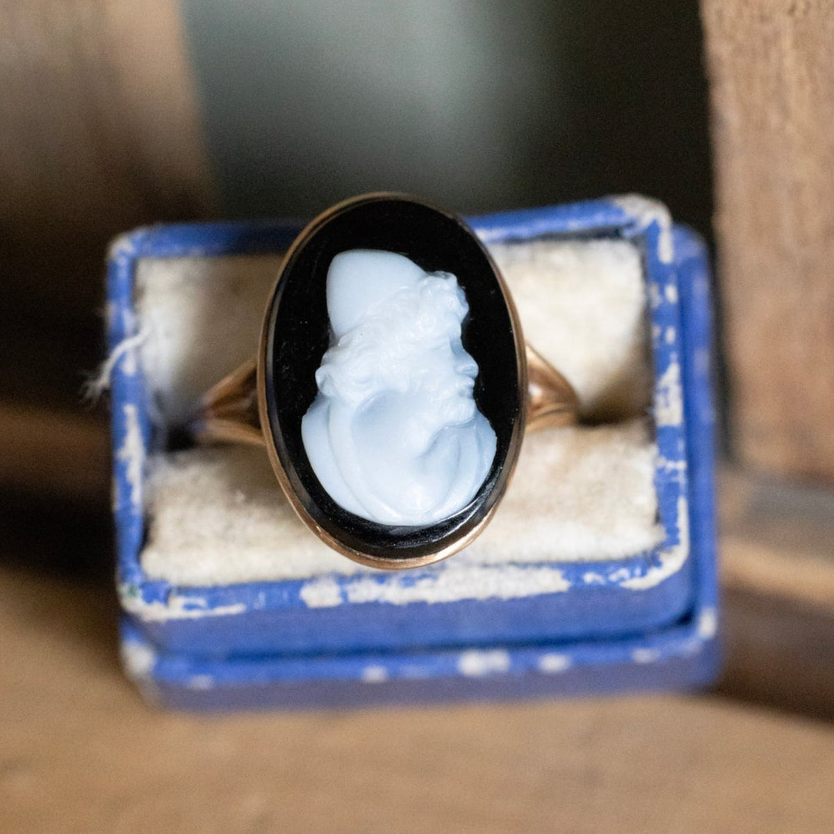 Antique 10K Yellow Gold Hand Carved Banded Agate Cameo Ring